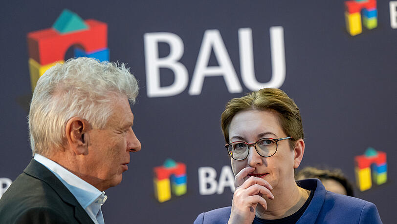 Bundesbauministerin Klara Geywitz (r., SPD) unterhält sich während der Messeeröffnung der BAU 2023 mit Münchens Oberbürgermeister Dieter Reiter (SPD).