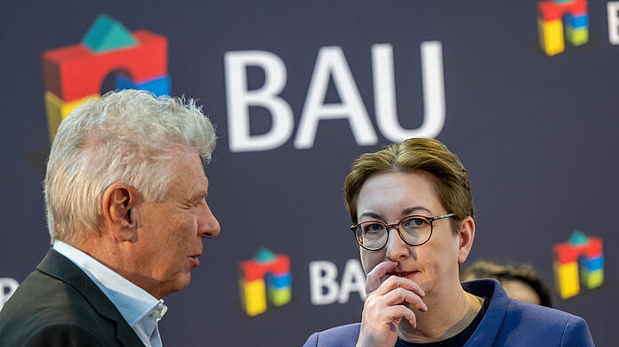 Bundesbauministerin Klara Geywitz (r., SPD) unterhält sich während der Messeeröffnung der BAU 2023 mit Münchens Oberbürgermeister Dieter Reiter (SPD).