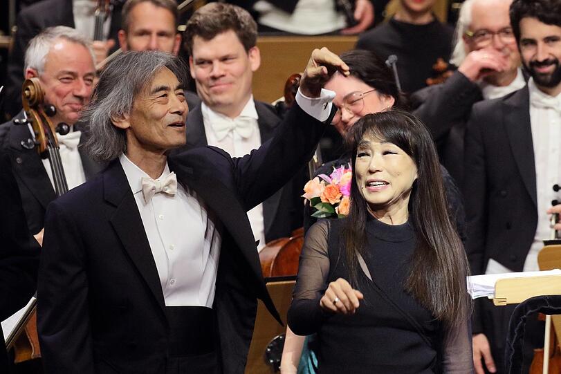 Kent Nagano mit der Komponistin Unsuk Chin nach der Uraufführung von "Operascope" im Nationaltheater.