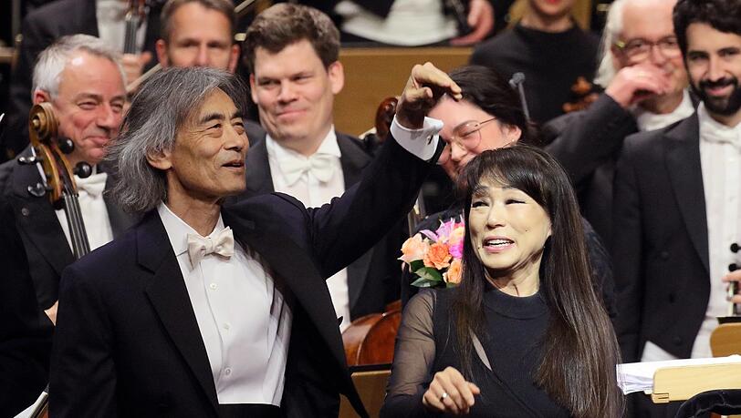 Kent Nagano mit der Komponistin Unsuk Chin nach der Uraufführung von "Operascope" im Nationaltheater. Kent Nagano mit der Komponistin Unsuk Chin nach der Uraufführung von "Operascope" im Nationaltheater.