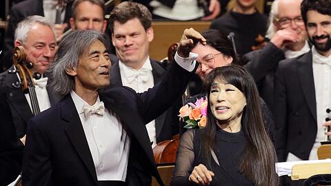 Kent Nagano mit der Komponistin Unsuk Chin nach der Uraufführung von "Operascope" im Nationaltheater.