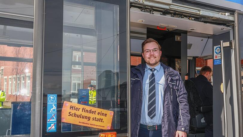 Jelle Scheuble studiert BWL in Rosenheim. Ab April wird er neben dem Studium in München Trambahnfahren. Jelle Scheuble studiert BWL in Rosenheim. Ab April wird er neben dem Studium in München Trambahnfahren.
