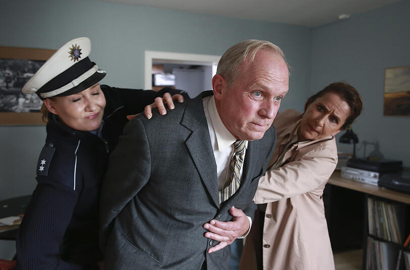 Polizistin Schreiner (Monika Wojtyllo, links) und Magda W&auml;chter (Barbara Phillipp) m&uuml;ssen den emotionalen Felix Murot (Ulrich Tukur) zur&uuml;ckhalten.