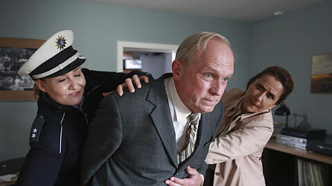 Polizistin Schreiner (Monika Wojtyllo, links) und Magda W&auml;chter (Barbara Phillipp) m&uuml;ssen den emotionalen Felix Murot (Ulrich Tukur) zur&uuml;ckhalten.
