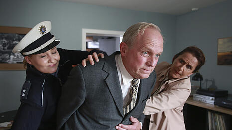 Polizistin Schreiner (Monika Wojtyllo, links) und Magda W&auml;chter (Barbara Phillipp) m&uuml;ssen den emotionalen Felix Murot (Ulrich Tukur) zur&uuml;ckhalten.