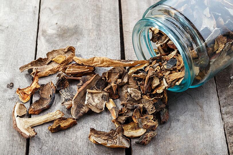 Getrocknete Pilze sind eine weitere M&ouml;glichkeit, um Gerichten eine besondere W&uuml;rznote zu verleihen. Daf&uuml;r eignen sich vor allem getrocknete Steinpilze oder auch Shitake Pilze, die Gem&uuml;sefonds und -br&uuml;hen verfeinern sowie als aromatische Grundlage f&uuml;r Suppen und Pastasaucen dienen. Daf&uuml;r werden die Pilze einfach in hei&szlig;em Wasser eingelegt und samt Wasser weiterverarbeitet.