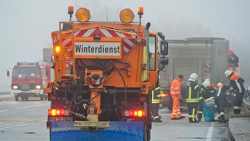 Ein Fahrzeug vom Winterdienst steht am Freitag (25.11.2011) auf der Bundesstraße 20 nahe Aiterhofen (Niederbayern) vor einer Unfallstelle. Laut Polizei waren an dem Glatteisunfall insgesamt vier Lastwagen und drei Autos beteiligt, mehrere Personen wurden verletzt. Ein Fahrzeug vom Winterdienst steht am Freitag (25.11.2011) auf der Bundesstraße 20 nahe Aiterhofen (Niederbayern) vor einer Unfallstelle. Laut Polizei waren an dem Glatteisunfall insgesamt vier Lastwagen und drei Autos beteiligt, mehrere Personen wurden verletzt.