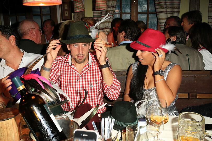 ...oder Trachtenhüte. Hier tragen Bayern-Star Ribéry und seine Frau jeweils ein Exemplar.