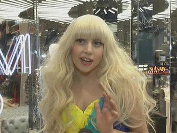 Lady Gaga eröffnet im farbenfrohen Overall die neue H&M-Filliale in New York