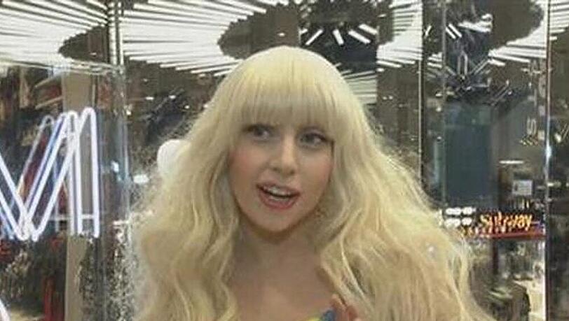 Lady Gaga eröffnet im farbenfrohen Overall die neue H&M-Filliale in New York Lady Gaga eröffnet im farbenfrohen Overall die neue H&M-Filliale in New York