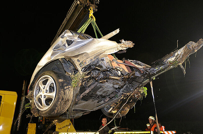 Porsche in zwei Teile gerissen - die Bilder vom Bergungseinsatz.