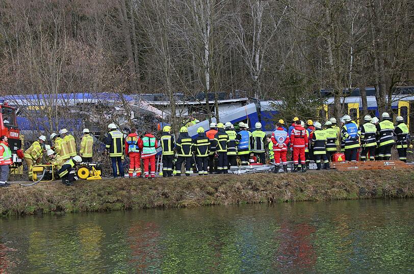 Am 9. Februar kam es bei Bad Aibling zum Zusammenstoß zweier Meridian-Züge. Elf Menschen starben. Die Bilder von der Unglücksstelle.