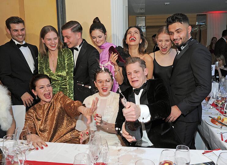 Die Schauspieler Hannelore Elsner (vorne l-r), Jella Haase, Jannik Schümann und weitere "Fack ju Göhte"-Darsteller feiern beim 45. Deutschen Filmball im Bayerischen Hof.