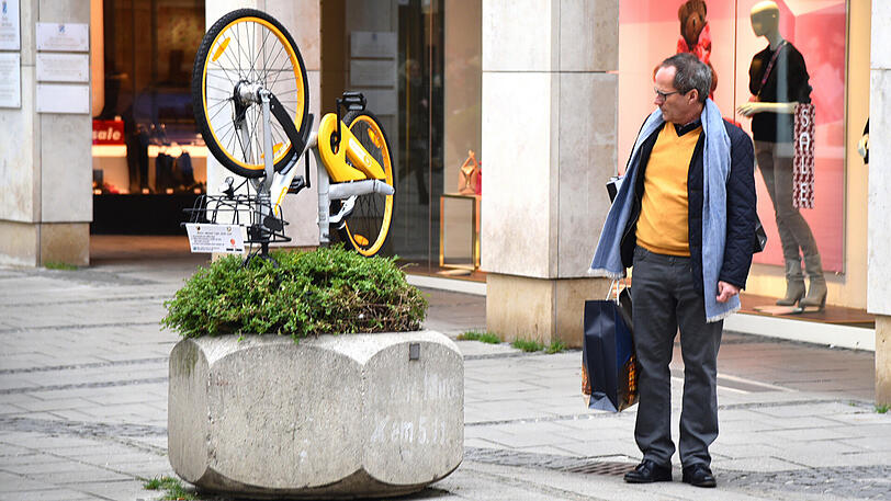 Sieht man immer wieder in der Münchner Innenstadt: oBikes an ungewöhnlichen Orten.