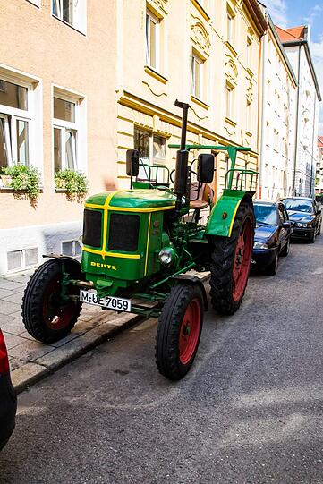 Das zweite Bild ist, wie ich finde ein wunderbares Beispiel für die Bodenständigkeit der Bewohner in der Au. Es zeigt einen Traktor, in der Edlingerstraße. Herausgeputzt, wie ein Liebhaberstück ist er immer wieder an anderen Ecken in der Au zu sehen. Und somit wohl immer noch in Gebrauch."