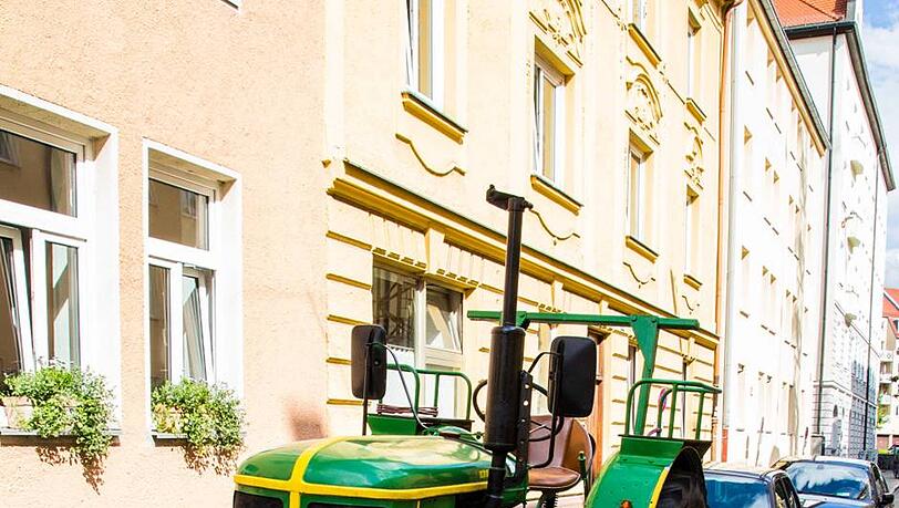 Das zweite Bild ist, wie ich finde ein wunderbares Beispiel für die Bodenständigkeit der Bewohner in der Au. Es zeigt einen Traktor, in der Edlingerstraße. Herausgeputzt, wie ein Liebhaberstück ist er immer wieder an anderen Ecken in der Au zu sehen. Und somit wohl immer noch in Gebrauch." Das zweite Bild ist, wie ich finde ein wunderbares Beispiel für die Bodenständigkeit der Bewohner in der Au. Es zeigt einen Traktor, in der Edlingerstraße. Herausgeputzt, wie ein Liebhaberstück ist er immer wieder an anderen Ecken in der Au zu sehen. Und somit wohl immer noch in Gebrauch."