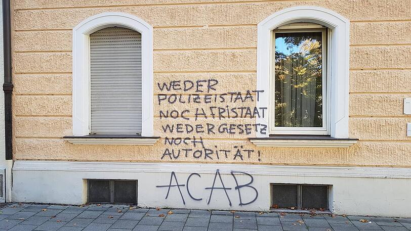 Wüste Beschimpfungen und Angst vor Gentrifizierung: In Giesing haben am 14. Oktober 2018 rund 30 Vandalen ihren Unmut an Häuser in der Aignerstraße, Alpenrosenstraße und am Alpenplatz geschmiert.