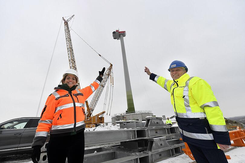 Auf der Baustelle: Kommunalreferentin Kristina Frank und Helge-Uve Braun, Technischer Geschäftsführer der Stadtwerke München.
