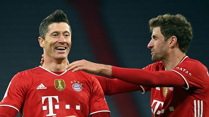 Thomas Müller (r.) sieht im Ausfall von Robert Lewandowski auch eine Herausforderung an die Mannschaft, das gemeinsam aufzufangen.