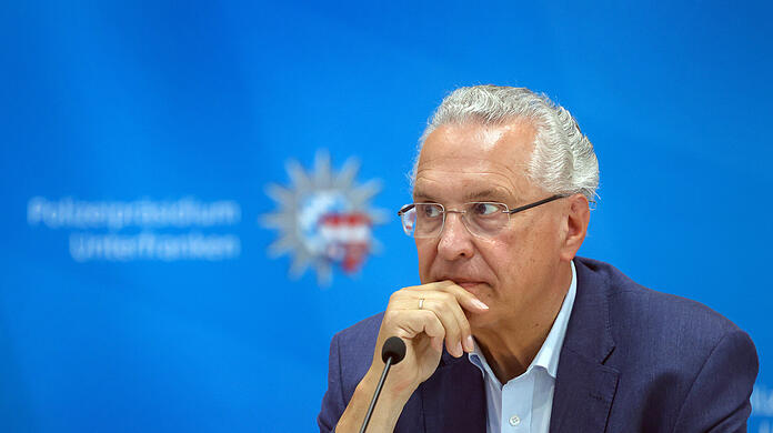 Bayerns Innenminister Joachim Herrmann (CSU) während der Pressekonferenz zur Messerattacke in der Würzburger Innenstadt im Polizeipräsidium Unterfranken.