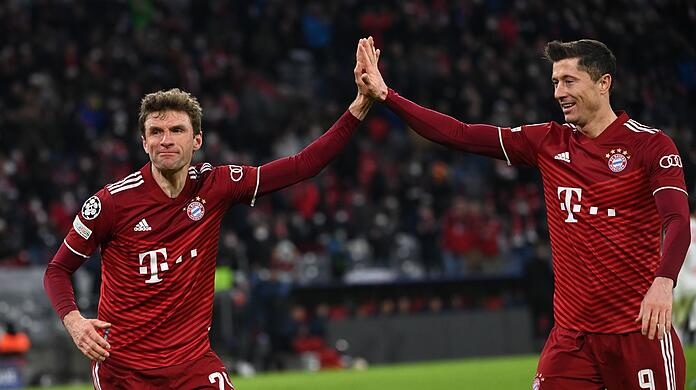 Münchens Thomas Müller (l) und Robert Lewandowski jubeln über ein Tor.