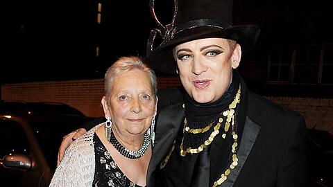 Boy George und seine Mutter Dinah am 50. Geburtstag des Sängers in London.