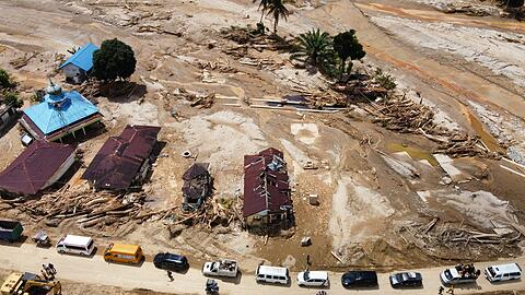 Naturkatastrophen gibt es in Indonesien h&auml;ufig - aber das Ausma&szlig; auf Sumatra ist erschreckend.