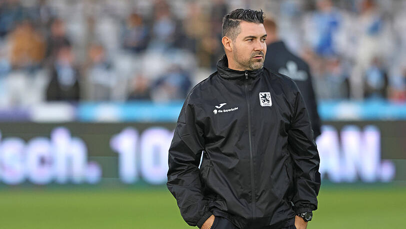 Alper Kayabunar feiert mit der zweiten Mannschaft des TSV 1860 den Titel in der Bayernliga S&uuml;d. W&auml;hrend der Saison half er auch interimsm&auml;&szlig;ig nach der Freistellung von Patrick Gl&ouml;ckner bei den Profis aus.