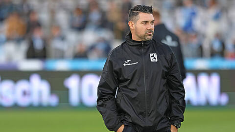 Alper Kayabunar feiert mit der zweiten Mannschaft des TSV 1860 den Titel in der Bayernliga S&uuml;d. W&auml;hrend der Saison half er auch interimsm&auml;&szlig;ig nach der Freistellung von Patrick Gl&ouml;ckner bei den Profis aus.