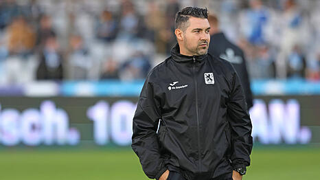 Alper Kayabunar feiert mit der zweiten Mannschaft des TSV 1860 den Titel in der Bayernliga S&uuml;d. W&auml;hrend der Saison half er auch interimsm&auml;&szlig;ig nach der Freistellung von Patrick Gl&ouml;ckner bei den Profis aus.
