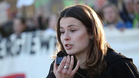 Luisa Neubauer hat einen Vorsto&szlig; der Unionsfraktion im Bundestag in Bezug auf die Energiepolitik hart kritisiert.
