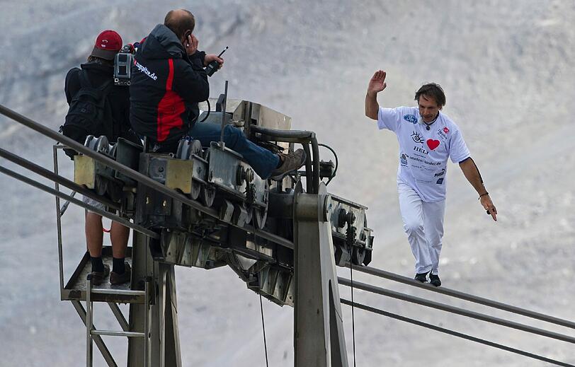 "Spaziergang" auf einem 50 Millimeter breiten Stahlseil zwischen Zugpitzplatt und Gipfel: die spektakulären Bilder vom Weltrekord des Schweizer Seiltänzers Freddy Nock.