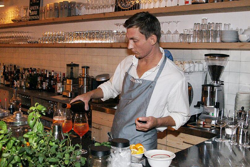 Start in den Abend: Barkeeper Alex mixt Aperitifs für die Gäste.