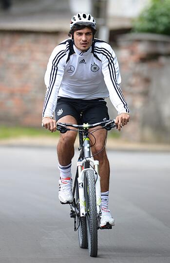 Konzentration in Danzig: Beim Training der Nationalelf zwei Tage vor dem EM-Auftaktspiel stehen mit Lahm und Khedira wieder alle 23 Spieler auf dem Platz.