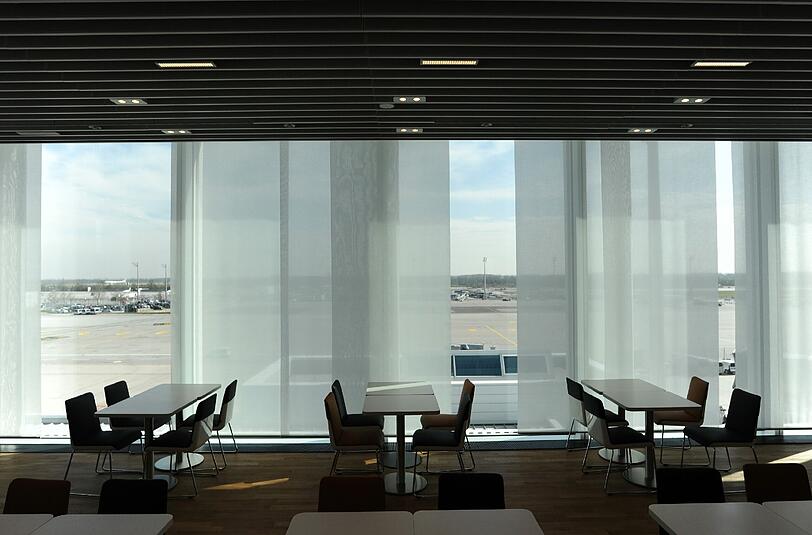 Chic: Noch sind Tische und Stühle in der Business-Class-Lounge leer.