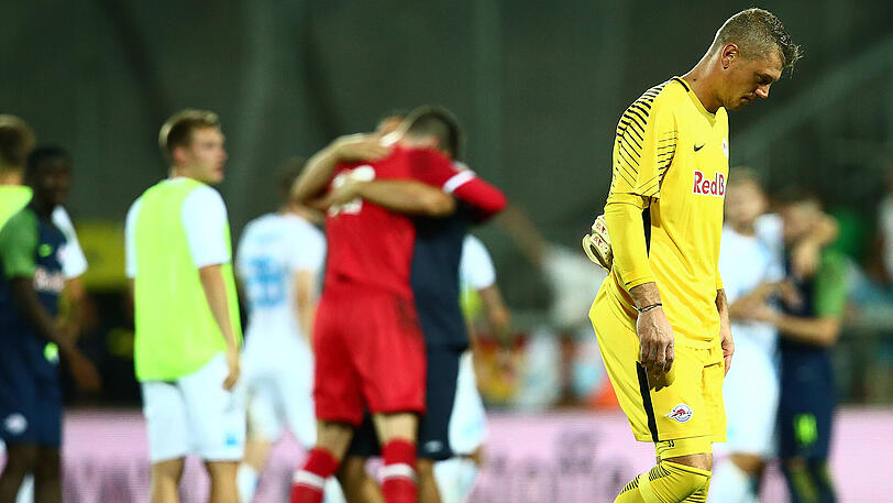 Salzburgs Keeper Alexander Walke kann es nicht fassen...