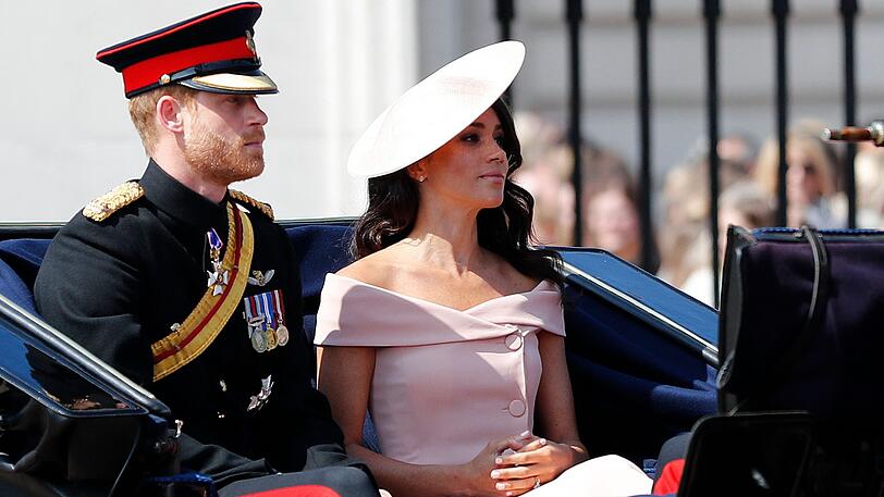 Frischgebackenes Ehepaar: Der britische Prinz Harry und Herzogin Meghan kommen in einer Kutsche zu der Militärparade "Trooping the Colour".