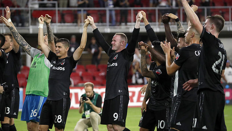 Jahrelang in der englischen Premier League tätig und mittlerweile in den USA: Wayne Rooney (m.). (Archivbild)