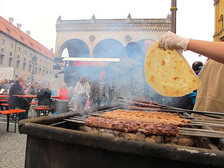 Mit viel Rauch geht die Fleischspieß-Zubereitung vonstatten.