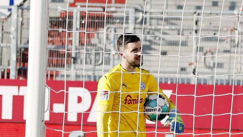 Kiels Torwart Ioannis Gelios reagiert enttäuscht nach dem Treffer zum 0:2.