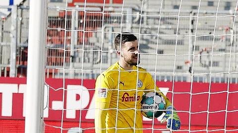 Kiels Torwart Ioannis Gelios reagiert enttäuscht nach dem Treffer zum 0:2.