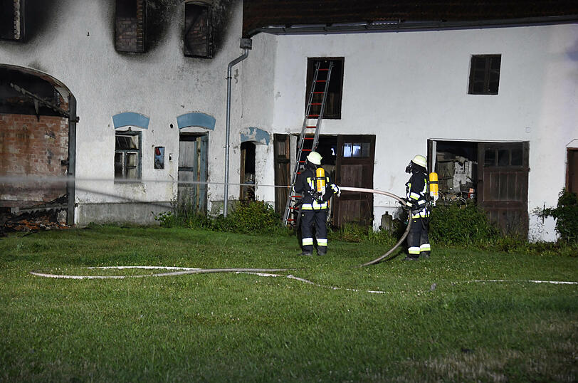 Das Feuer zerstörte die Scheune eines Dreiseithofs in Oberrammelsberg in der Gemeinde Wurmsham.