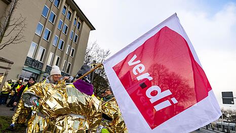 Eine Fahne der Gewerkschaft Ver.di bei einer Demonstration.