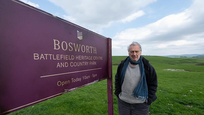 Stephen Frears am historischen Schlachtort Bosworth bei Leicester.