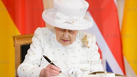 Queen Elizabeth II. hinterließ im Laufe ihrer 70-jährigen Regentschaft in unzähligen Gästebüchern - wie hier 2015 in Berlin - Einträge. Auch privat notierte sie sich Begegnungen und Erlebnisse.