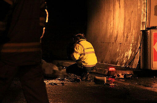 Drama im Lärchbergtunnel bei Lofer. Ein Münchner Ehepaar kam ums Leben. Die Bilder vom ausgebrannten Wrack des Autos.