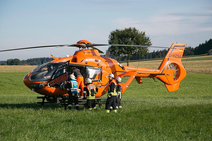 Bei Palling ist ein Traktor umgekippt: Ein Erwachsener und zwei Kinder saßen auf dem Bulldog. Ein Kind kam mit Helikopter in die Klinik. Die Bilder von der Bergung.
