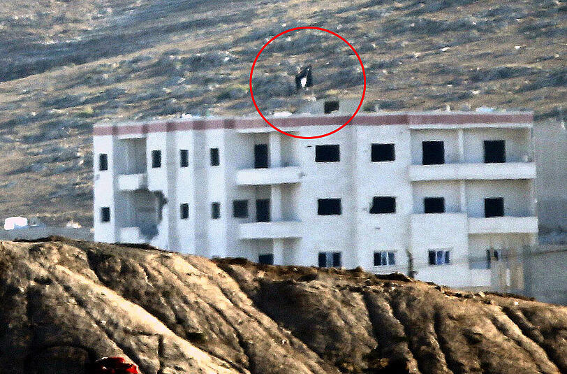 Am Rand der Kurden-Stadt Kobane weht die IS-Flagge.