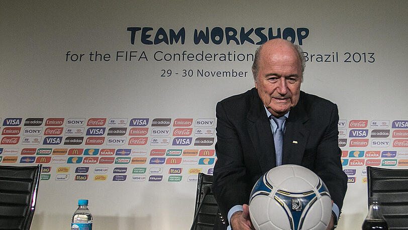 Ach, wenn es doch die Weltkugel wäre... Sepp Blatter mit Fußball