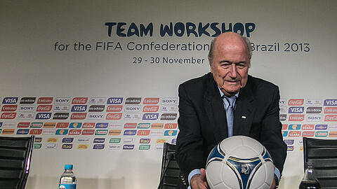 Ach, wenn es doch die Weltkugel wäre... Sepp Blatter mit Fußball